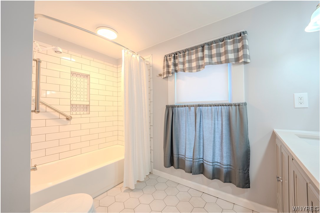 4031 Lewiston Road Niagara Falls, NY 14305 - Photo 29 of 42 Tile bath and shower with wall cubby