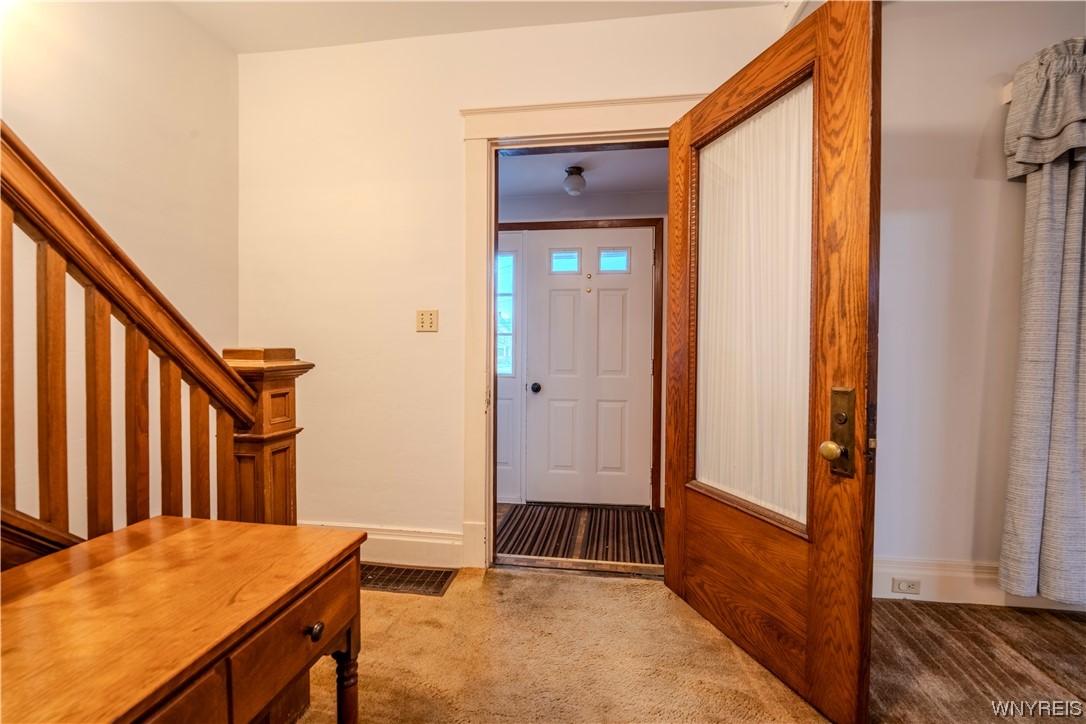 4031 Lewiston Road Niagara Falls, NY 14305 - Photo 7 of 42 Foyer entry way