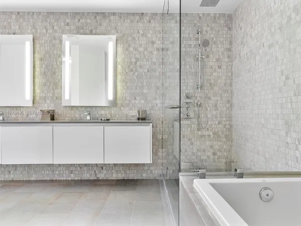 $7,200 | 88 Southwest 7th Street, Unit 2709, Miami, FL 33130