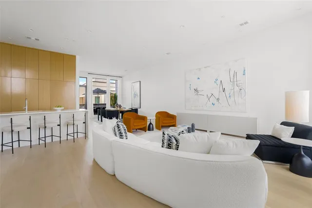 $899,000 | 610 North Oak Cliff Boulevard, Unit 204, Dallas, TX 75208