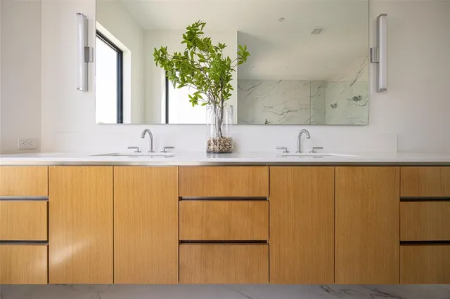 $899,000 | 610 North Oak Cliff Boulevard, Unit 204, Dallas, TX 75208