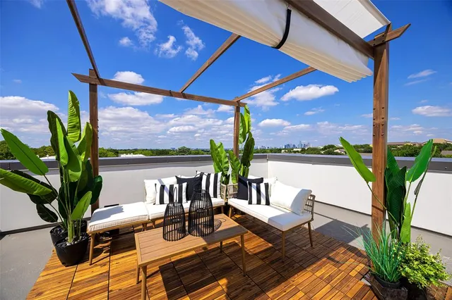 $899,000 | 610 North Oak Cliff Boulevard, Unit 204, Dallas, TX 75208