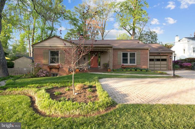 a view of a house with backyard and a tree
