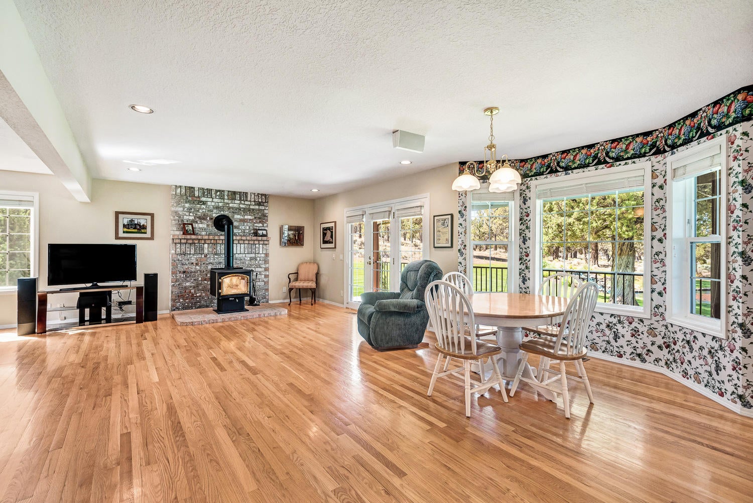 18415 Fryrear Ranch Road Bend, OR 97703 - Photo 9 of 25 Living Room