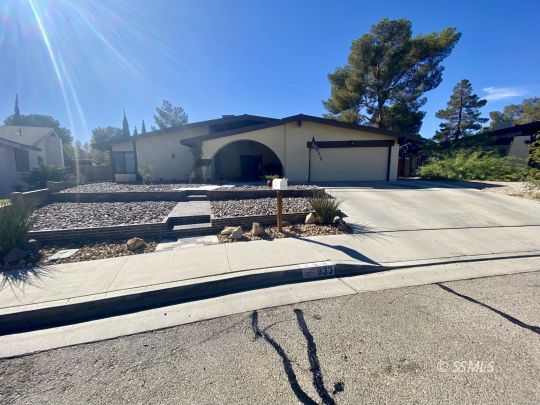 833 Lynn Way Ridgecrest, CA 93555 - Photo 3 of 30