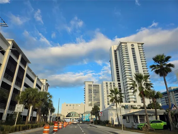 a view of a parking area