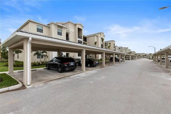 $2,200 | 18114 Gawthrop Drive, Unit 305, Bradenton, FL 34211