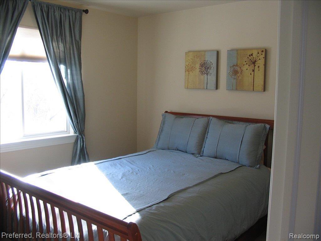 925 Ridgeview Circle Lake Orion, MI 48362 - Photo 16 of 24 BEDROOM3