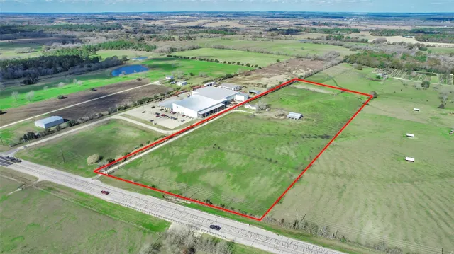 a view of a tennis ground with a small yard