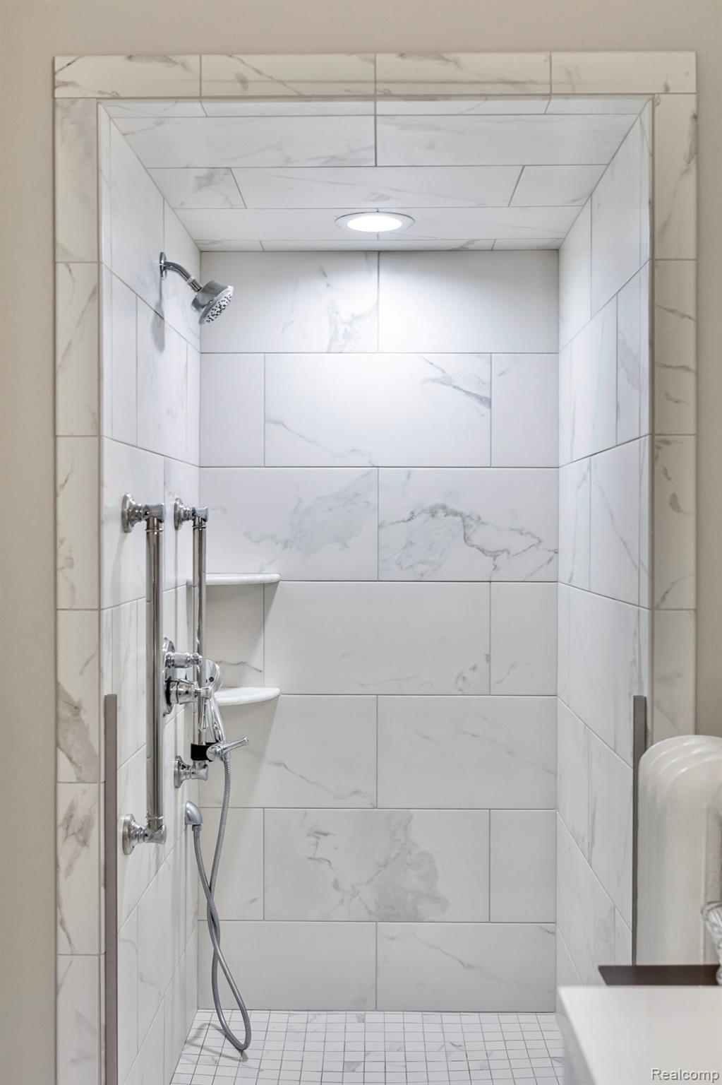 680 Rivenoak Street Birmingham, MI 48009 - Photo 15 of 31 1st Floor Bath Shower