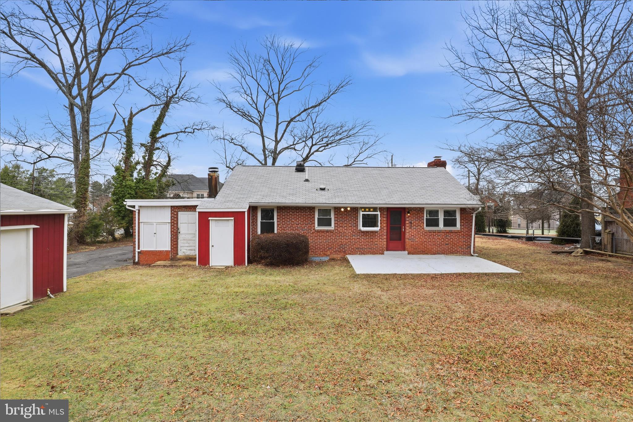 6003 Brookland Road Alexandria, VA 22310 - Photo 13 of 26 a view of a yard in front of a house with large tree