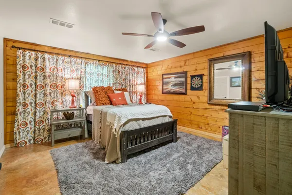 $675,000 | 51 Bullock Lane, Shepherd, TX 77371