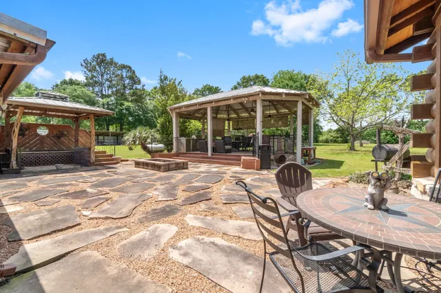a view of a house with backyard and porch