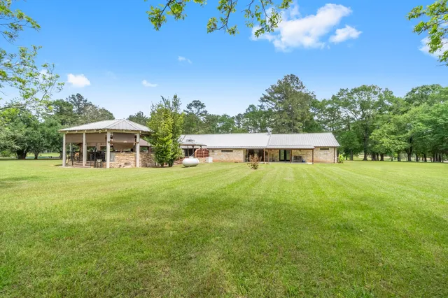 a view of a house with a backyard