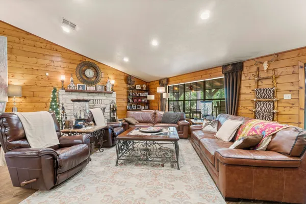 $675,000 | 51 Bullock Lane, Shepherd, TX 77371