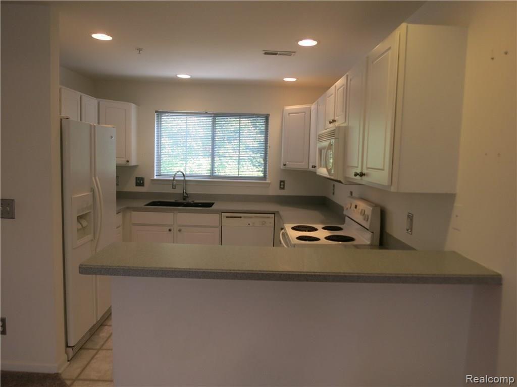 16956 Farmington Road, Unit 23 Livonia, MI 48154 - Photo 6 of 32
