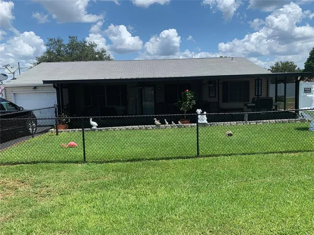 a view of a back yard