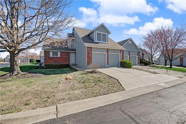 $325,000 | 6817 West 156th Terrace, Overland Park, KS 66223
