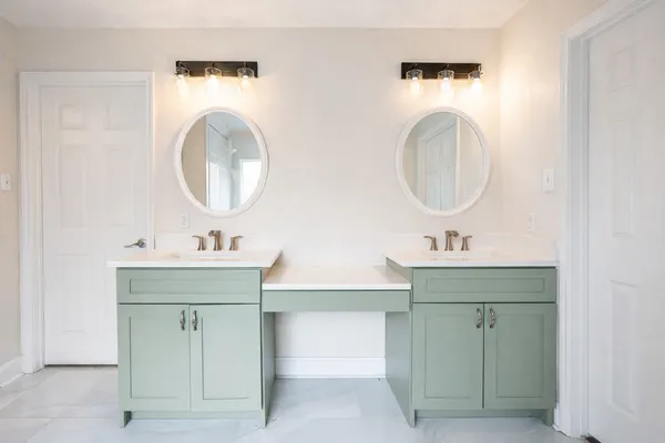 a bathroom with 2 sink and a mirror