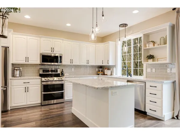 $825,000 | 18389 South Winnifred Avenue, Molalla, OR 97038