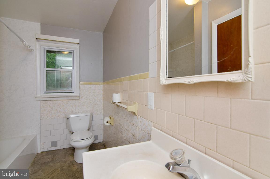 15003 Frederick Road Woodbine, MD 21797 - Photo 16 of 24 Full Bathroom 1 off upper level hallway