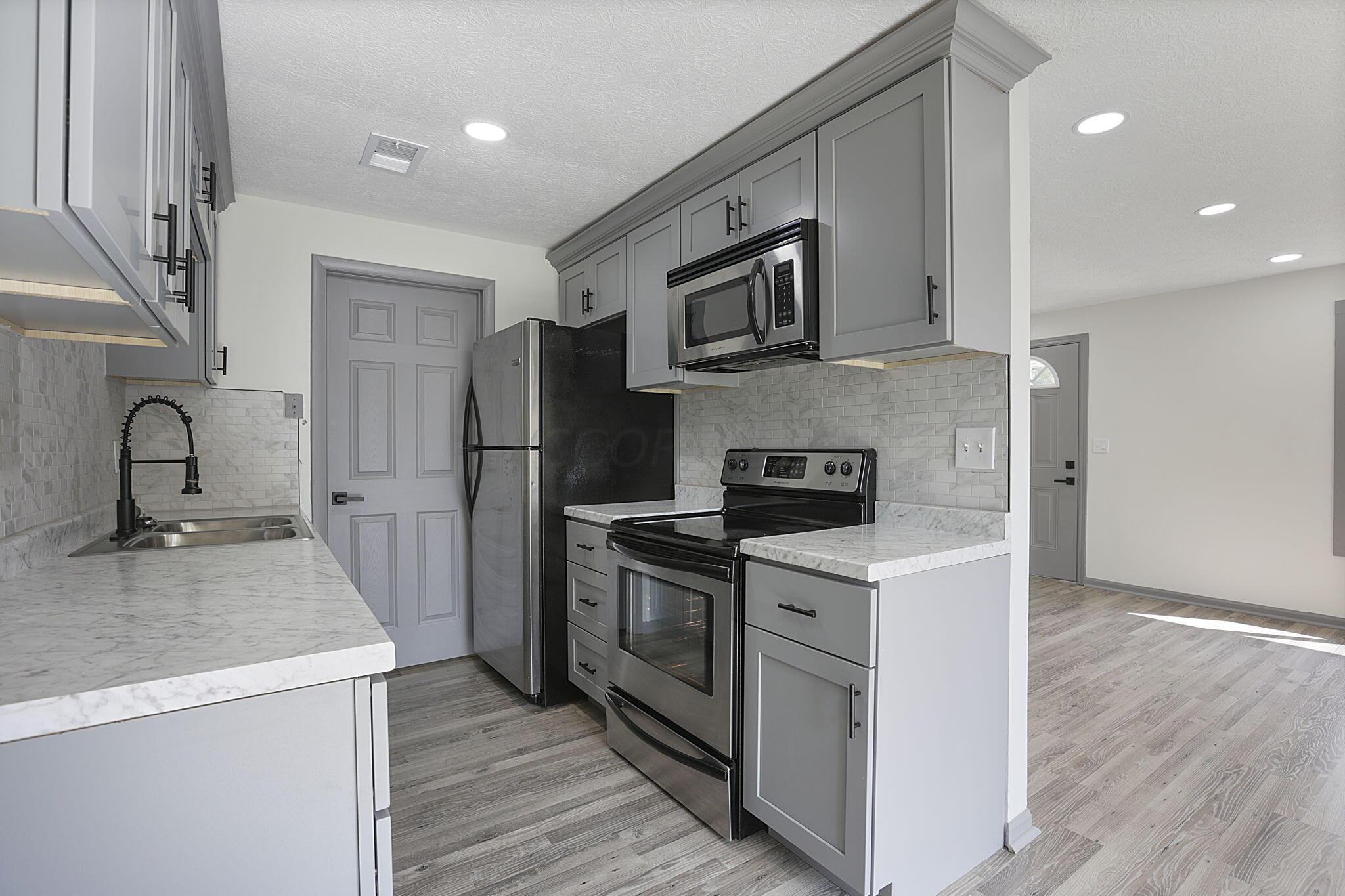 3375 Spangler Road, Unit A6 Columbus, OH 43207 - Photo 10 of 20 15-web-or-mls-0D3A4617 (2)