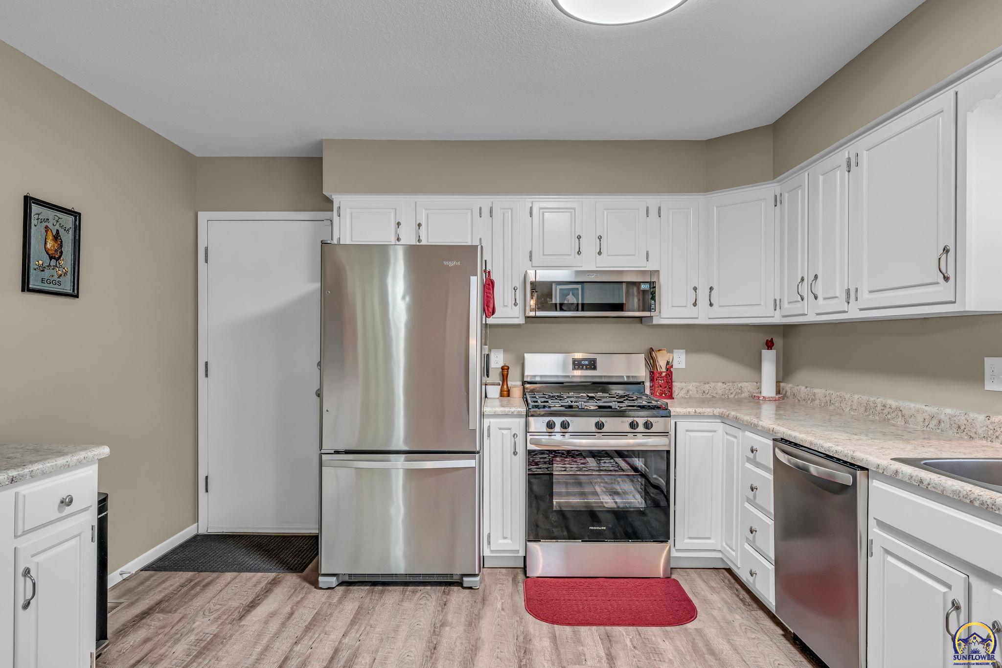 4012 Southwest 35th Terrace Topeka, KS 66614 - Photo 9 of 28