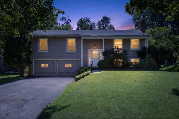 $209,900 | 2130 Creglow Drive, Jackson, MI 49203