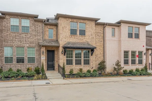 $2,695 | 913 Ponds Edge Lane, Euless, TX 76040