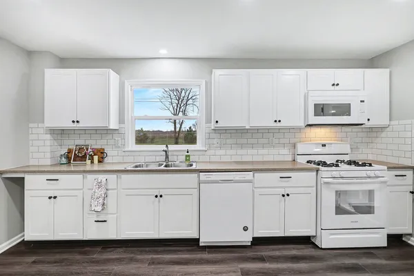 $244,900 | 1048 South Kalamazoo Avenue, Marshall, MI 49068