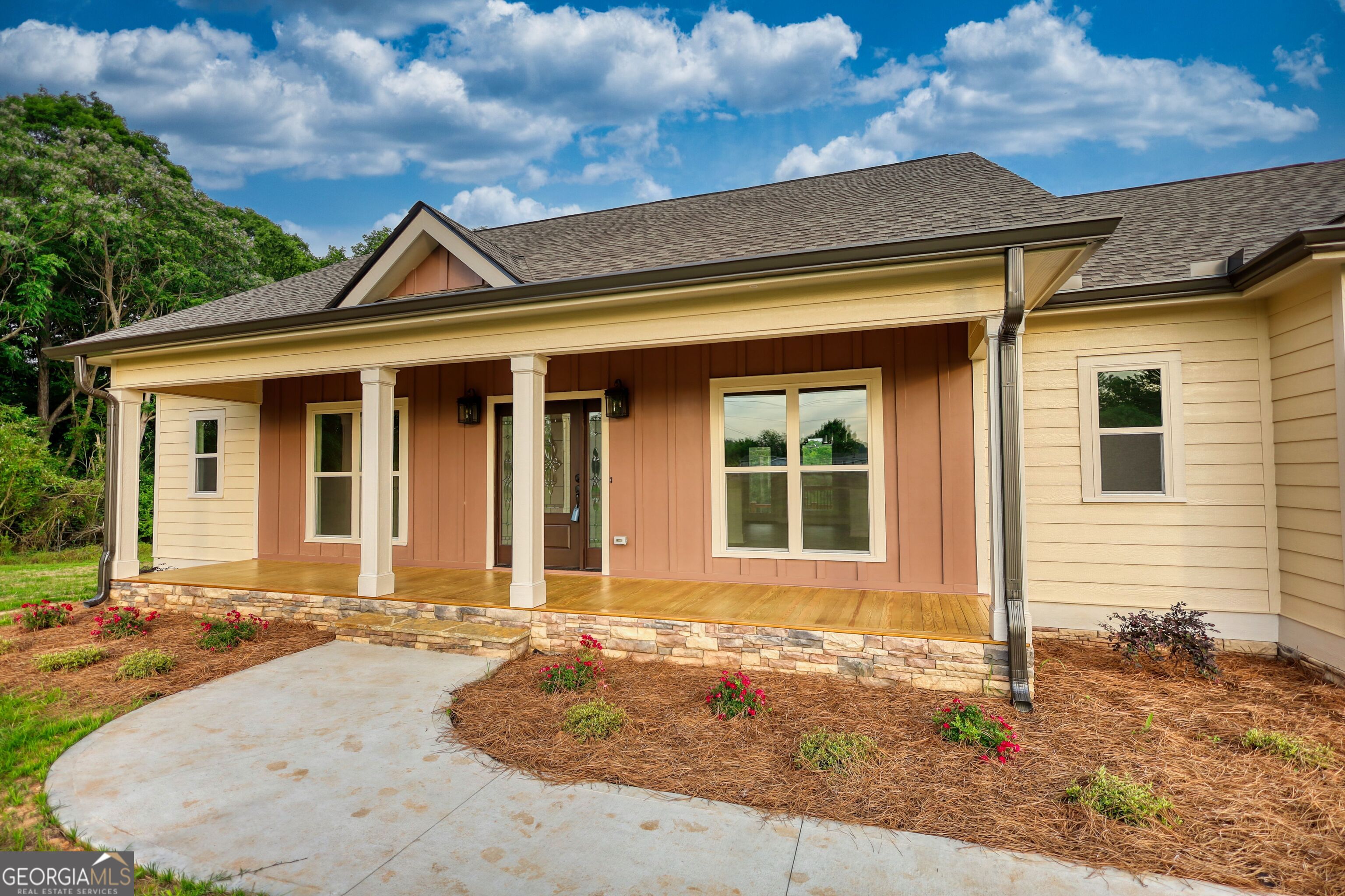 2941 Old Buckhead Road Madison, GA 30650 - Photo 2 of 58 a front view of a house