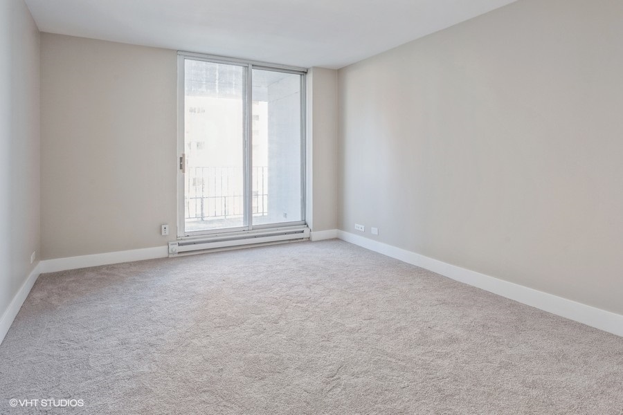6033 North Sheridan Road, Unit 5D Chicago, IL 60660 - Photo 7 of 11 an empty room with windows