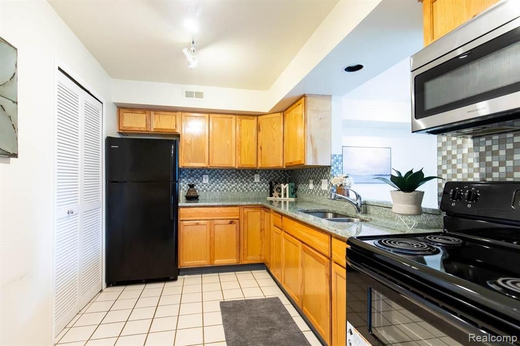27334 Evergreen Road, Unit 21 Lathrup Village, MI 48076 - Photo 8 of 20
