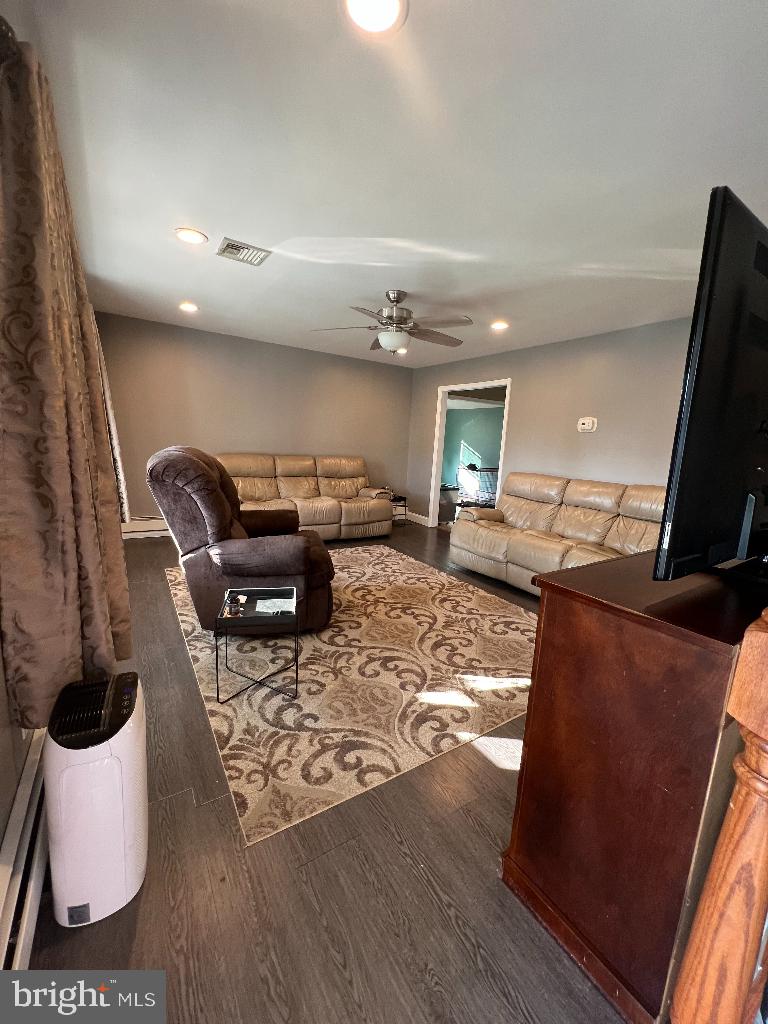 10 Quakeroak Road Levittown, PA 19057 - Photo 4 of 22 Gallery Image 4