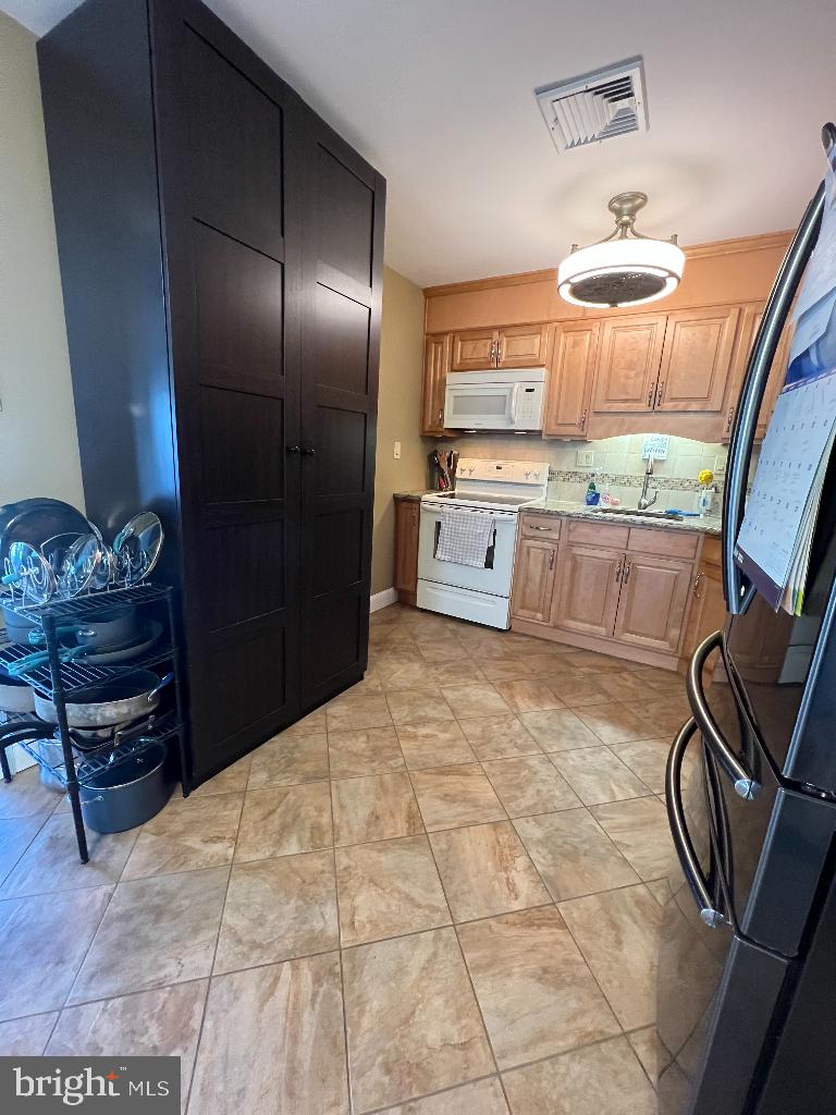 10 Quakeroak Road Levittown, PA 19057 - Photo 6 of 22 Gallery Image 6