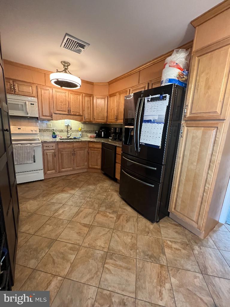 10 Quakeroak Road Levittown, PA 19057 - Photo 7 of 22 Gallery Image 7