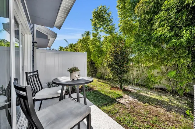 a view of a house with backyard and garden