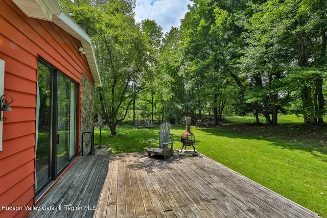 a view of a house with backyard