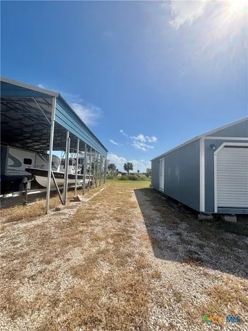 a view of a house with backyard