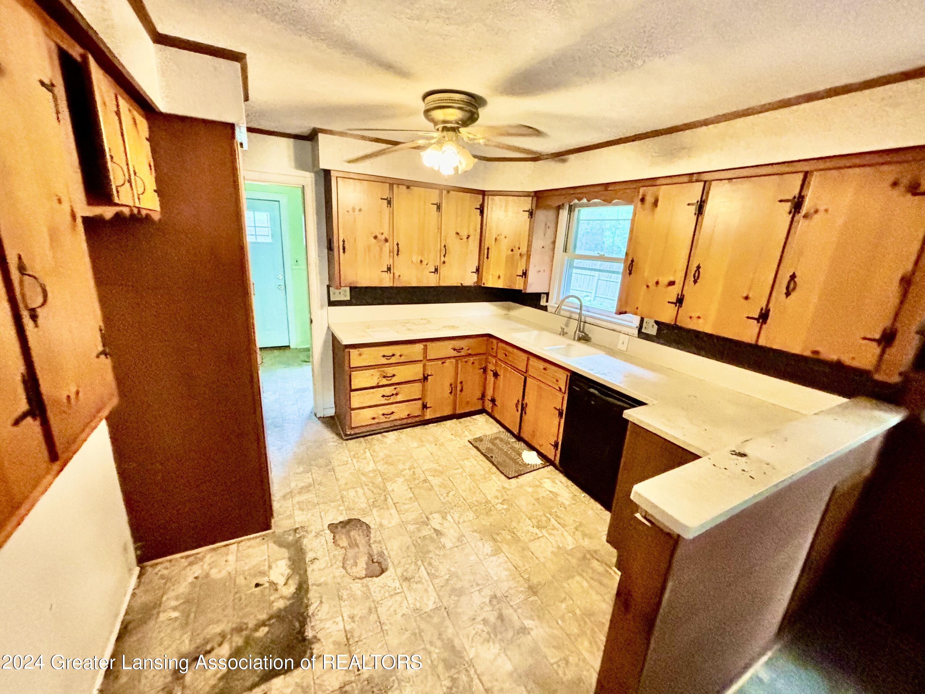 334 West Holmes Road Lansing, MI 48910 - Photo 16 of 29 IMG_5893