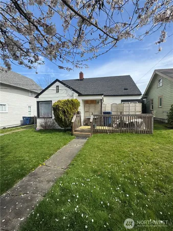 a view of a house with a back yard