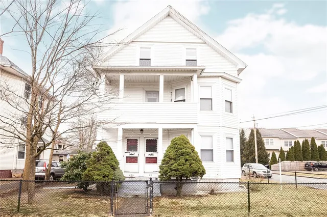 $1,800 | 286 Glenwood Avenue, Unit 2, Pawtucket, RI 02860