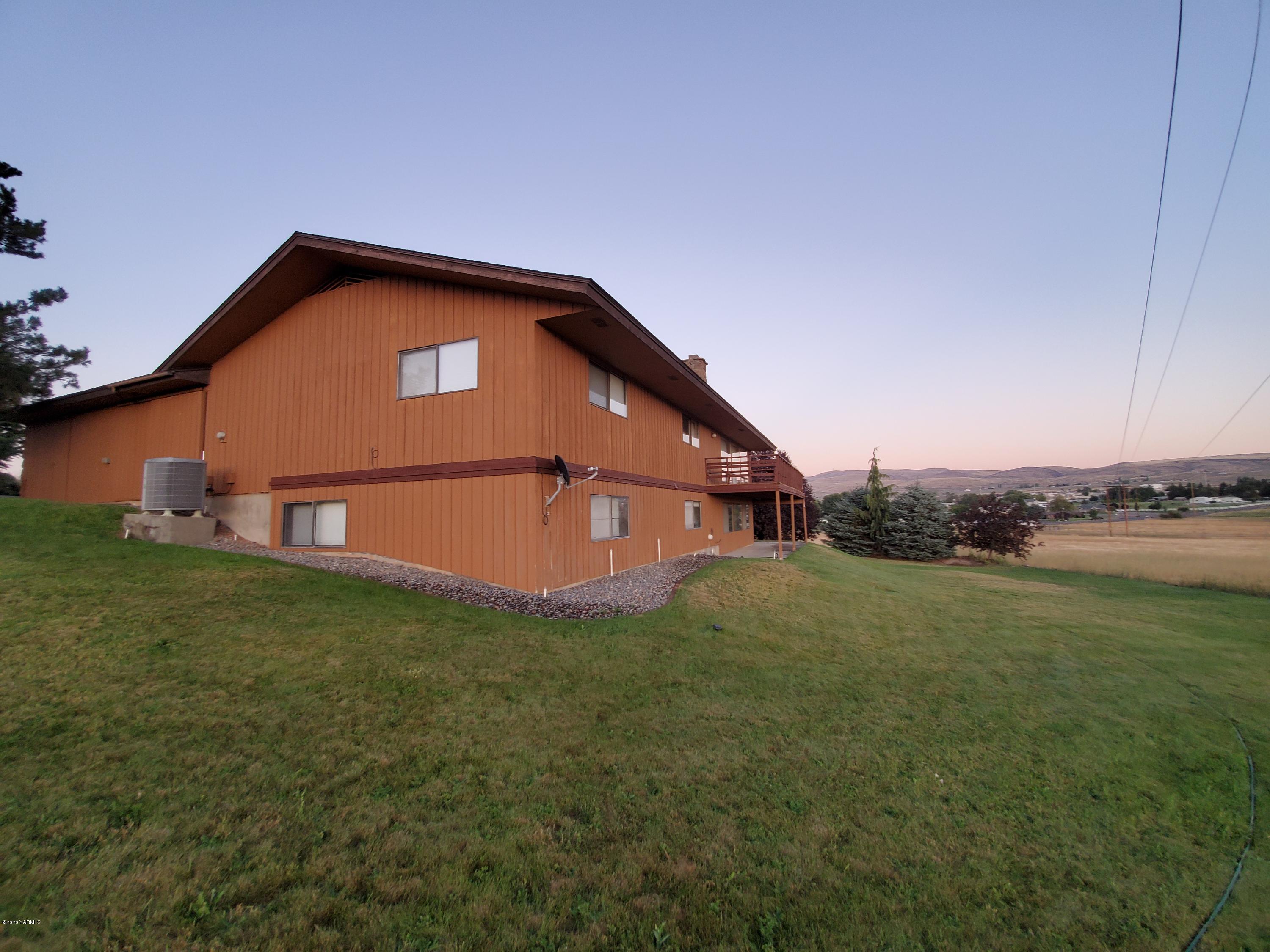 480 Pomona Heights Road Yakima, WA 98901 - Photo 2 of 39 a house view with a outdoor space