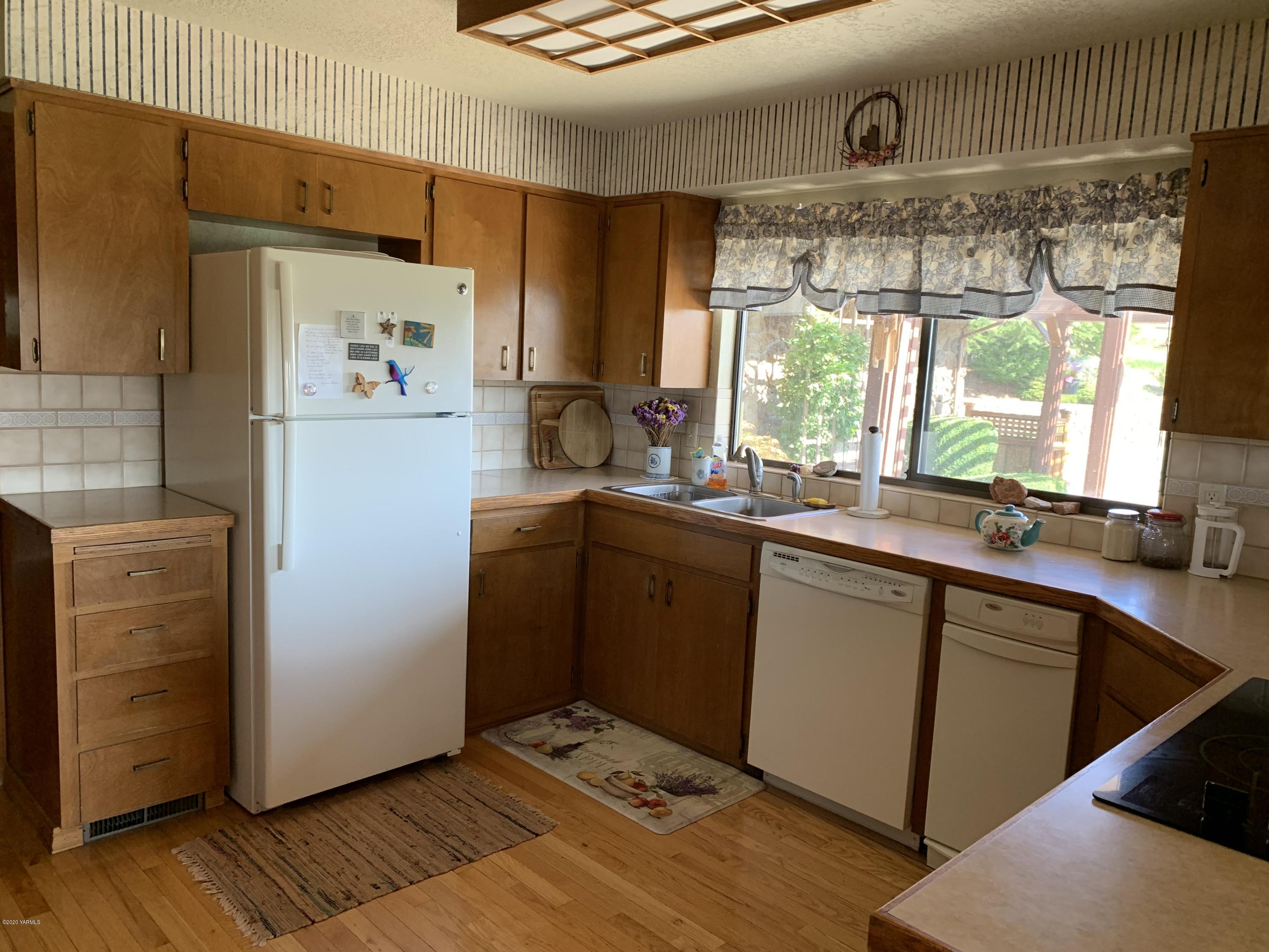 480 Pomona Heights Road Yakima, WA 98901 - Photo 11 of 39 a kitchen with a refrigerator and a sink