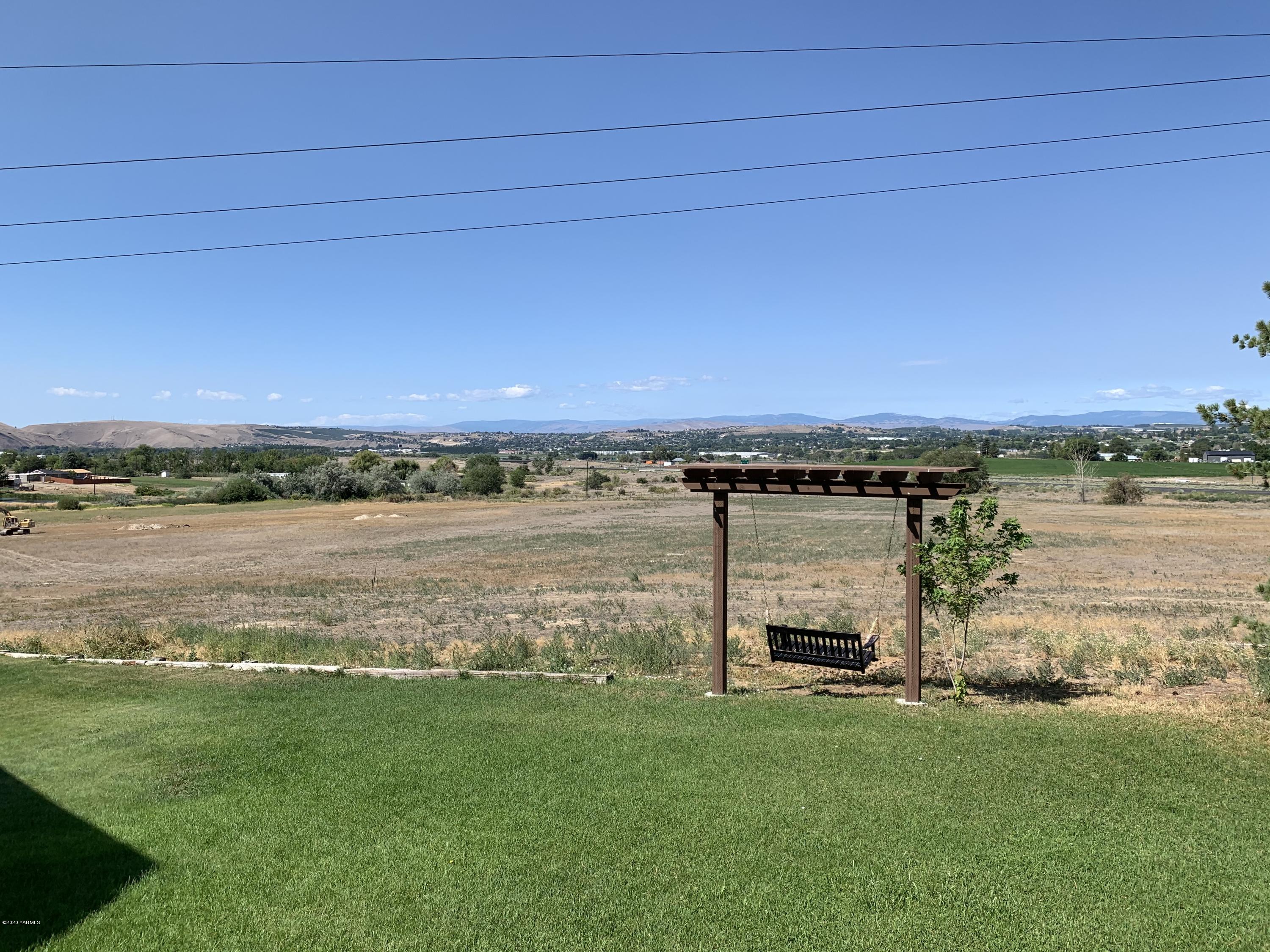 480 Pomona Heights Road Yakima, WA 98901 - Photo 12 of 39 a view of a lake and a yard