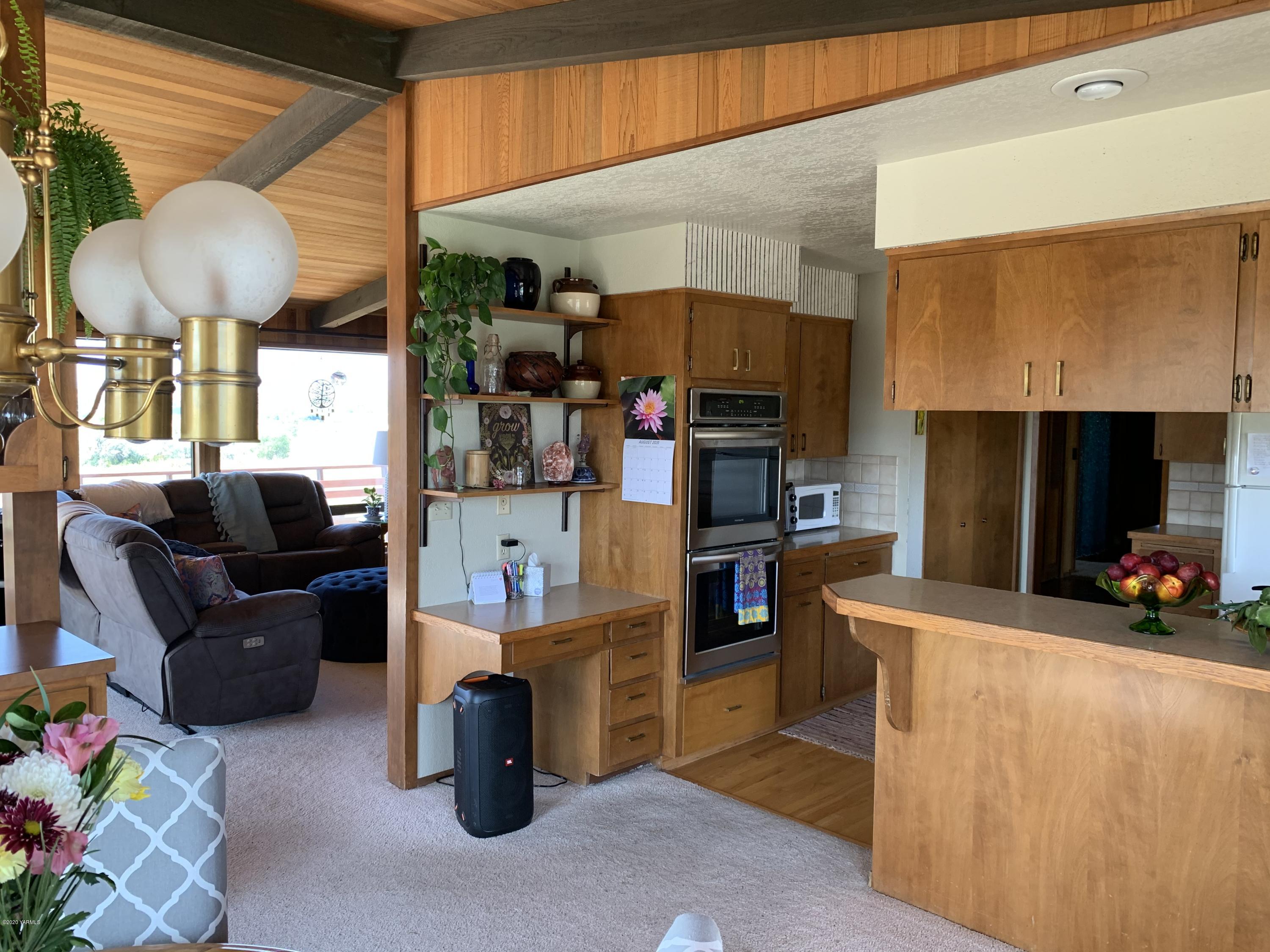 480 Pomona Heights Road Yakima, WA 98901 - Photo 13 of 39 a living room with furniture and a lamp