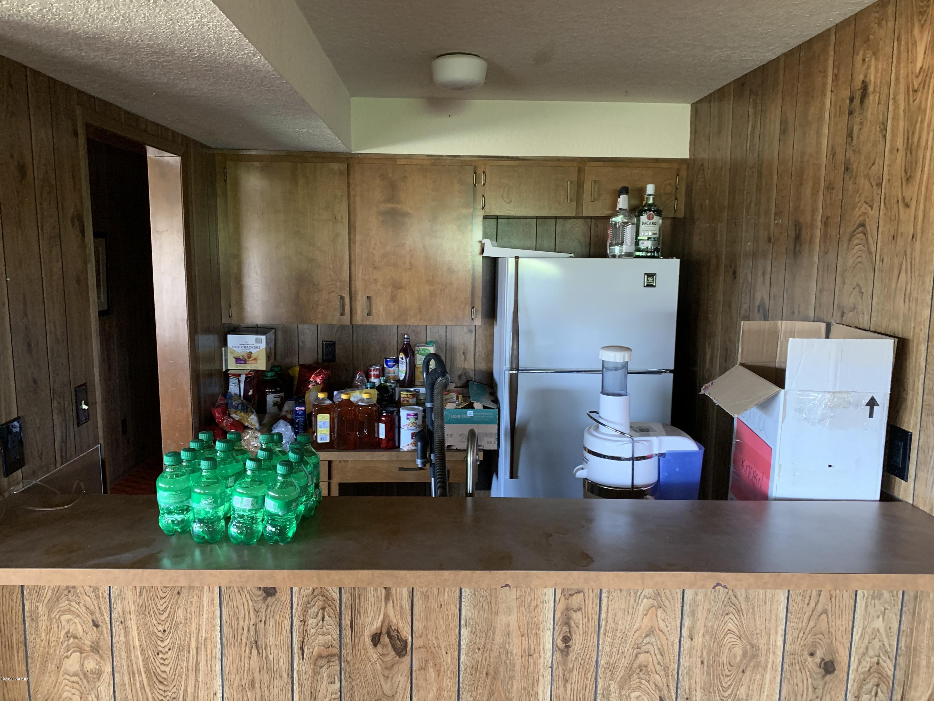 480 Pomona Heights Road Yakima, WA 98901 - Photo 14 of 39 a room with lots of potted plants