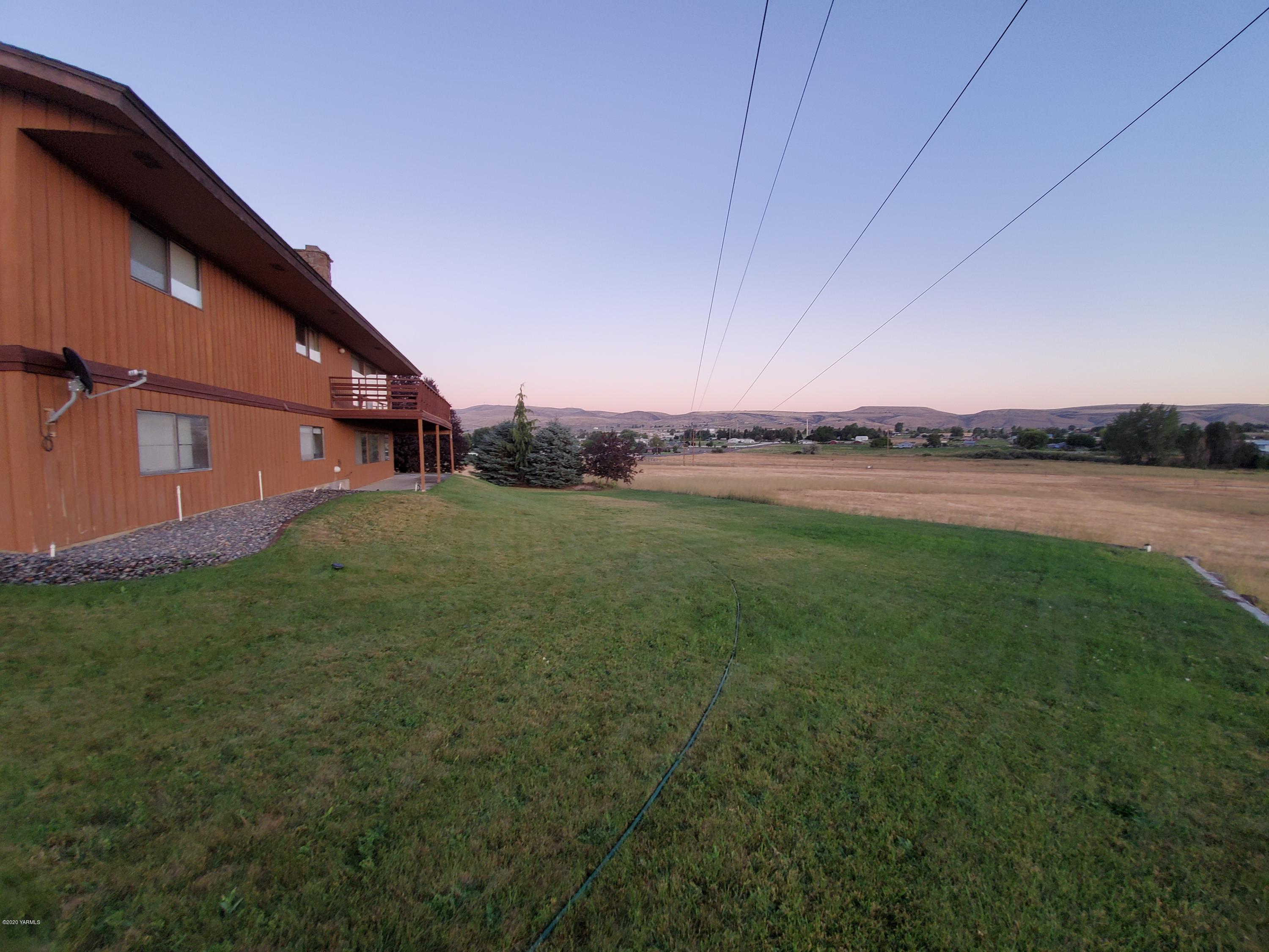 480 Pomona Heights Road Yakima, WA 98901 - Photo 15 of 39 a view of a big room with a big yard and a large tree