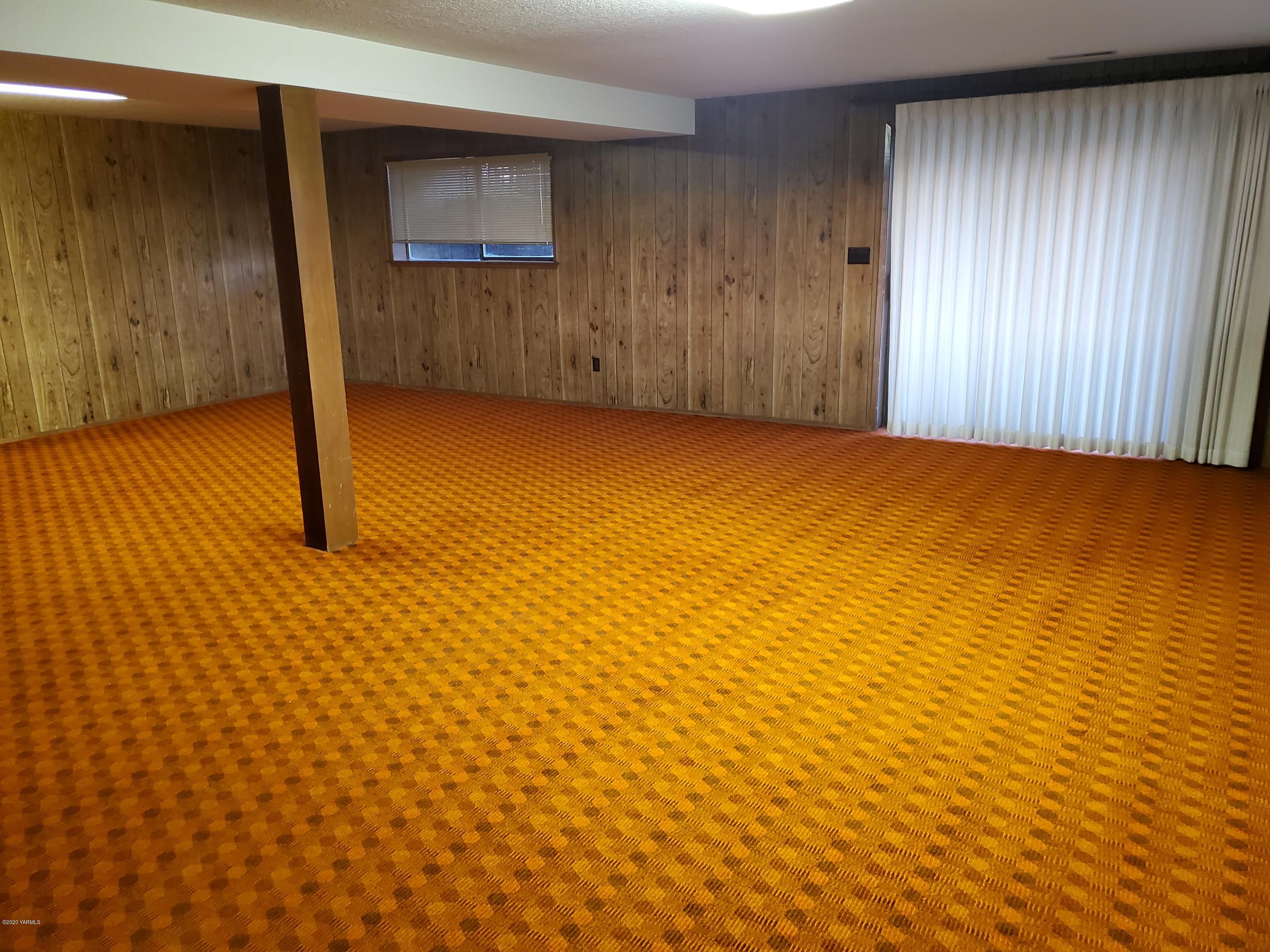 480 Pomona Heights Road Yakima, WA 98901 - Photo 16 of 39 an empty room with wooden floor and windows