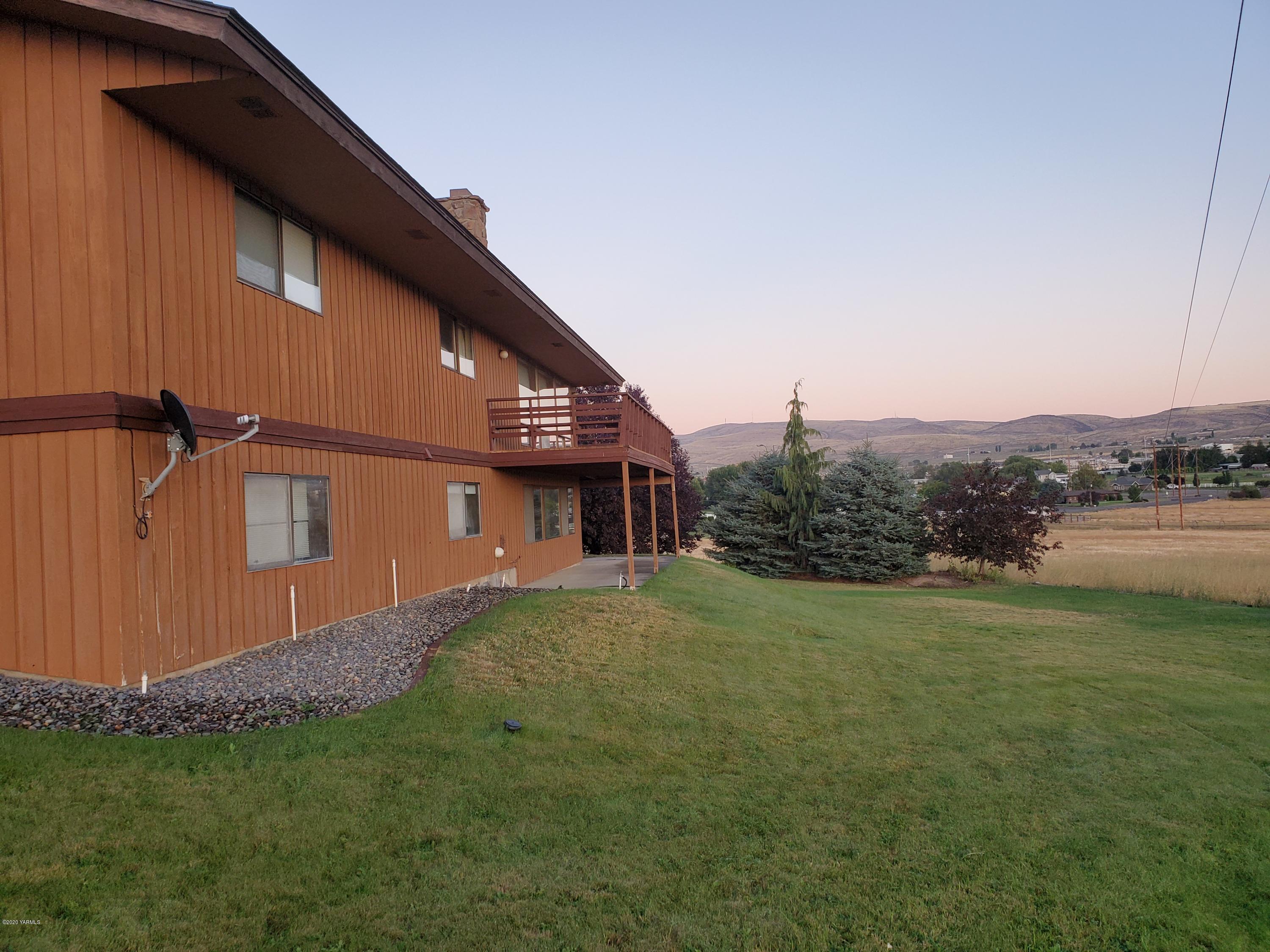 480 Pomona Heights Road Yakima, WA 98901 - Photo 17 of 39 a backyard of a house with lots of green space and outdoor seating
